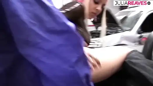 Ngentot anal di dalam mobil sangat keren, mungkin seseorang menonton