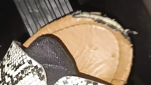 Memusnahkan sandal pada pedal