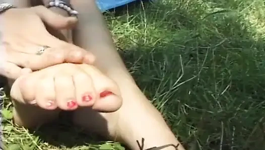 Alman bebeğin dışarıda oynadığı ayak fetişi seansı