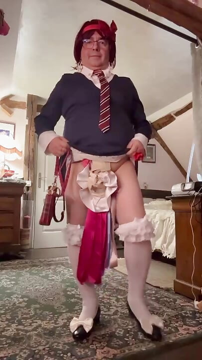 ترتدي فستانا أزرق داكن صغيرا للأمسية