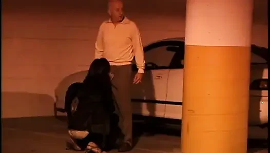 Asiatisches hottie spreizt ihre beine, damit opa ihre gepiercte möse ficken kann