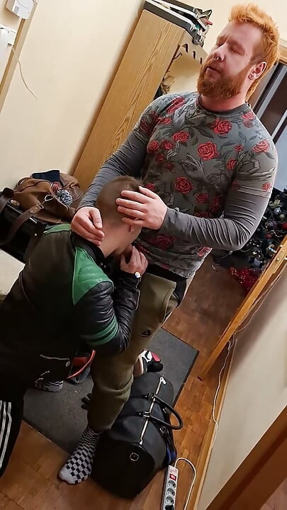 Chàng Trai Tóc Vàng Trong Trang Phục Da Quỳ Xuống - Gay Amateur Blowjob