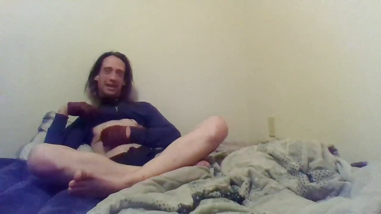 Une transgirl en solo se pince, gifle et tire ses propres seins minuscules