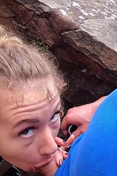 ¡público! ¡una Felación Arriesgada En Una Excursión Al Castillo!