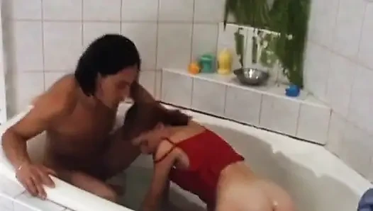 Almanya'dan sevimli genç kız küvette sikiliyor