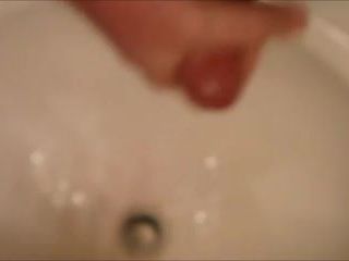 Cumming en el lavabo del baño