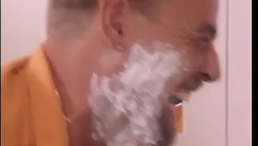 Memek berbulu cewek polos ini dicukur habis-habisan sama kontol besar sampai matanya merem melek