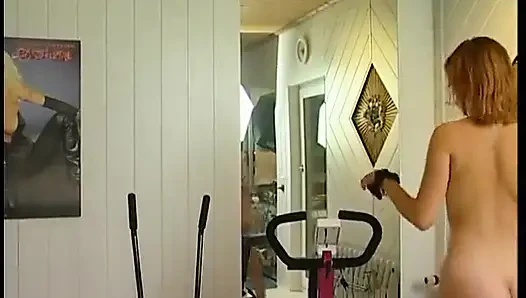 Si cantik berbulu dengan stoking seksi menggosok memeknya