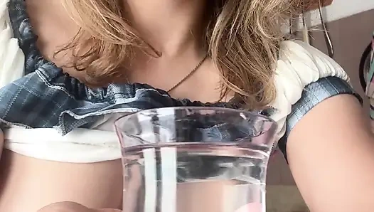 Эта девушка решила пописать в стакан для тебя сегодня