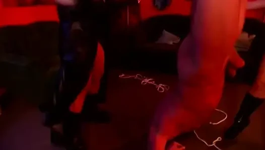 Kendini emen iri götlü azgın dominantlar tarafından derinden parmaklanıyor