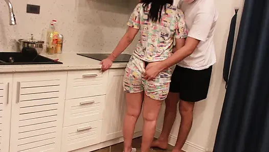 Ben iyi bir Arap üvey kız kardeşinim. Küçük üvey erkek kardeşimle oynayacağım