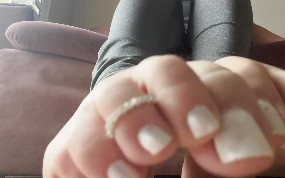 فتیش پاهای شیطون: عاشق نشون دادن پاهای کوچیک و کف پاهام و شبیه‌سازی فوت‌جاب