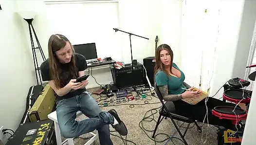 Sexy schlagzeugerküken wird analsex-muse
