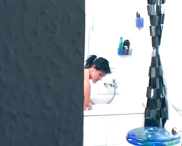 Alemana milf jugando con su coño en la ducha