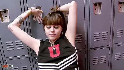 Heiße Cheerleaderin Nella Jay tief von einem großen schwarzen schwanz in der umkleidekabine gefickt