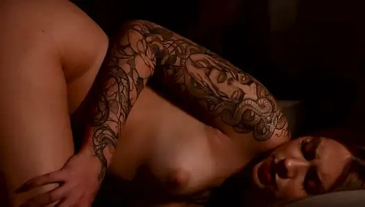 Yumuşak Bir Işıkta Inliyor.