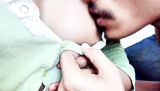 Моя мачеха дает мне пососать ее сиськи, а затем возбуждается и дает трахнуть ее розовую киску