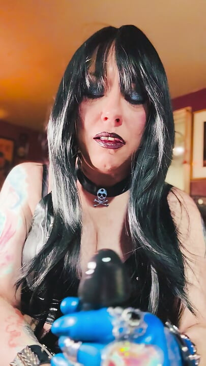 Miss tina snua gibt dir anweisungen, um auf meine handschuhe und ringe zu wichsen und zu kommen - latex wichsanleitung cEI