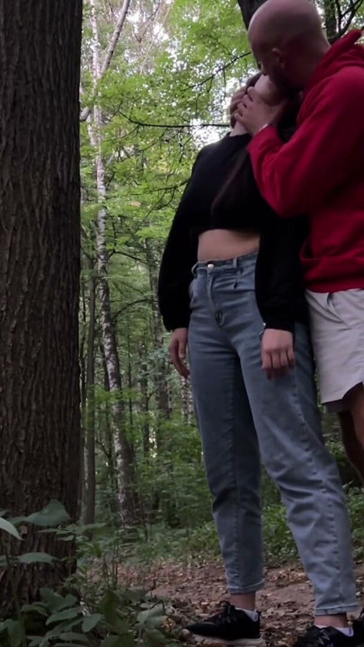 Sexo extremo en el bosque: con una jovencita con grandes pechos. | Clip 1