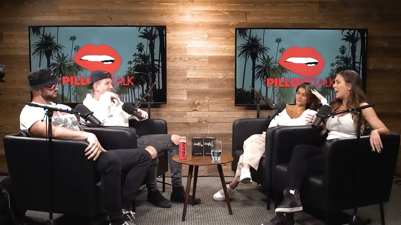 Cherie Deville se tape Sara Rose dans un studio de podcast