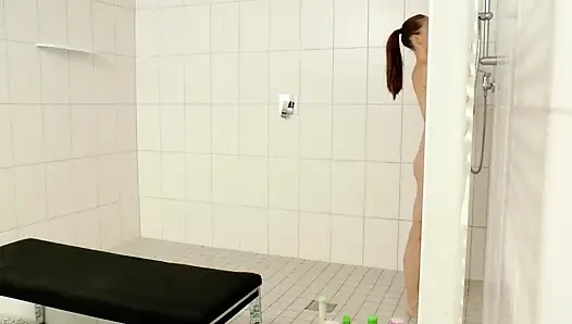 Çarpıcı esmer kadın içeride ve açık havada üçlü sikişiyor