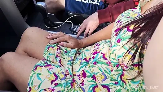 Aldatılan Koca, Karısının Herkesin Içinde Yabancı Bir Sakso Çekmesini Izliyor.