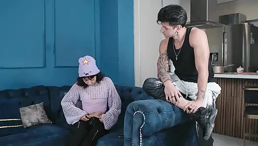 Meine stiefschwester bittet mich, ihre enge muschi zu ficken, wenn wir allein zu hause sind, intensiver amateur-fick