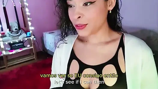 Doğal vücutlu ateşli latin kendi göğüslerini emmeye çalışıyor