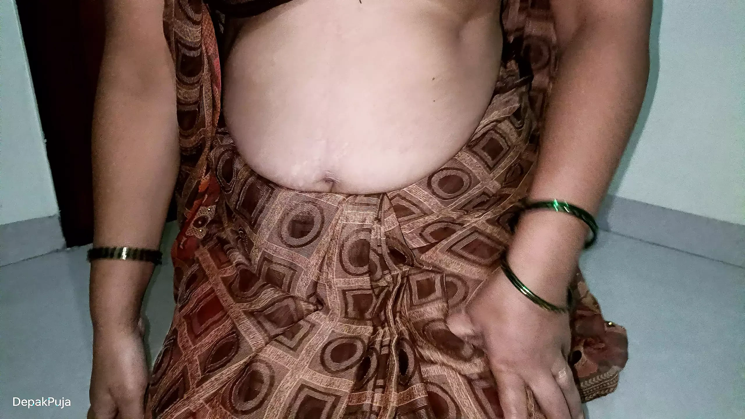 Wanita desa desi menciumku, 4k vi eard untuk menekan payudaranya yang besar, menikmati mandi, memasukkan seluruh kontol ke dalam memekku tetapi tidak ejakulasi