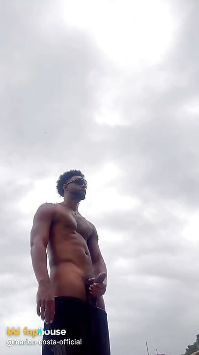 Nue sur la plage en train de se masturber
