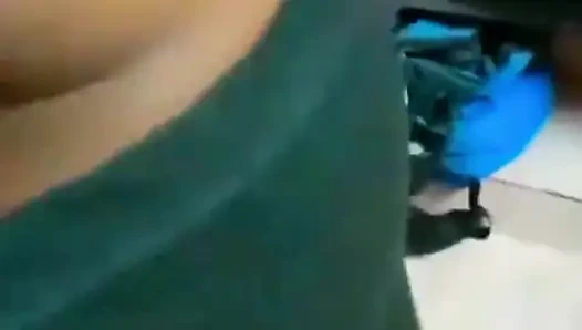 Suami cuckold mengagumi kecantikan istri Desinya yang seksi setelah memintanya untuk memakai saree.