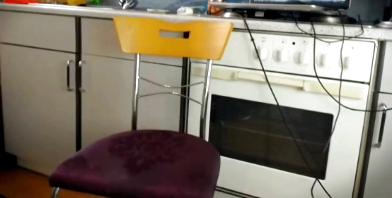 Detik intim: keinginan terdedah di dapur bogel