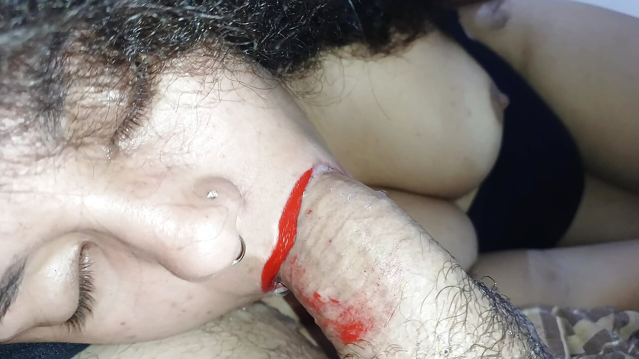 BAKıŞ AÇıSı GÜZEL KAHVERENGI VE GÜZEL KıRMıZı DUDAKLAR, DERIN EMIYOR