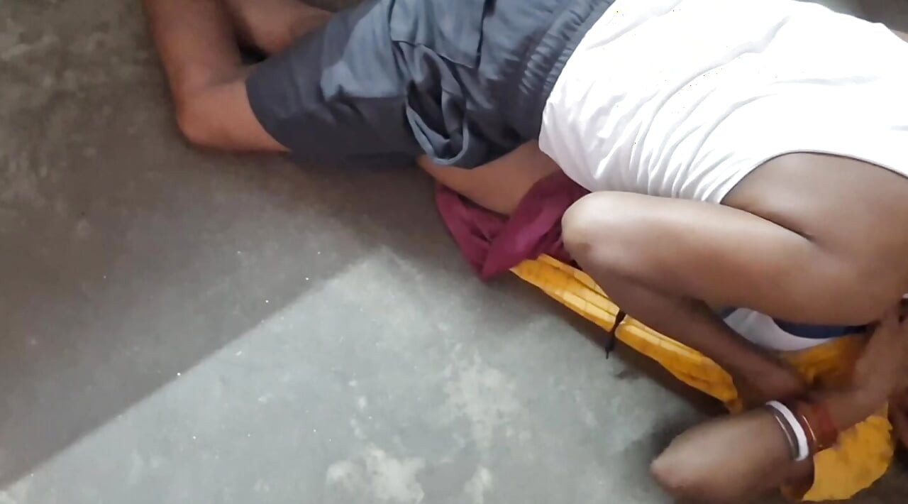 Casal indiano da faculdade curtindo foda em casa