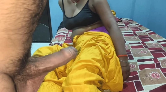 Pacar india datang untuk bertemu pacar dan seks ciuman hardcore di antara mereka