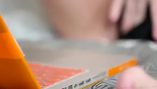 Whitney wright yang lagi sange kepergok nonton bokep sama aidra fox si aidra fox dan akui dia naksir sama dia