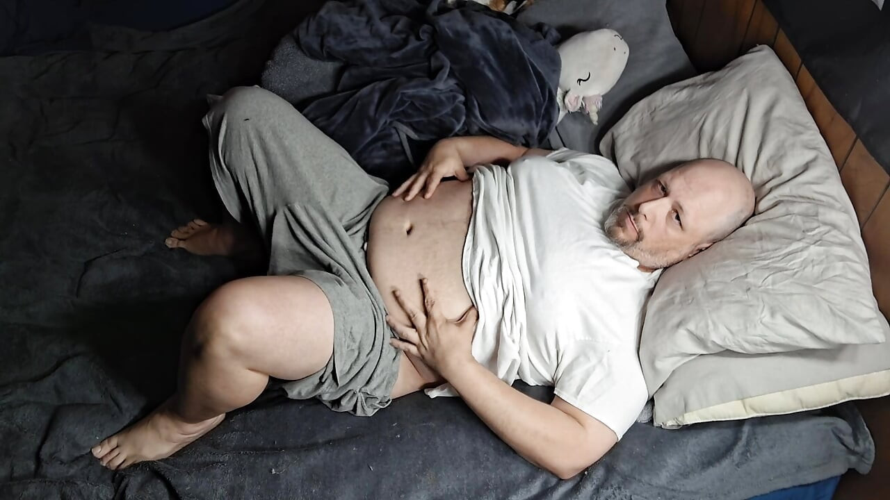 Chubby guy lays in bed and cums