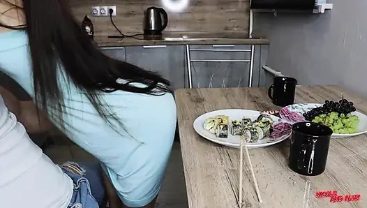 Я пригласила друга навестить меня за чашкой кофе