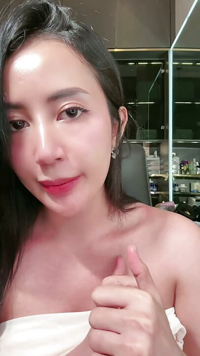 garota famosa na Indonésia esfregando a buceta e mostrando os peitos grandes, toda excitada
