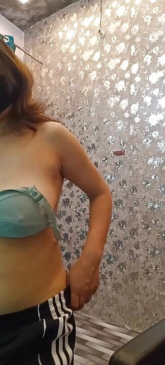 Fată sexy desi dolofană care se dezbracă de pizdă fierbinte și își apasă țâțele