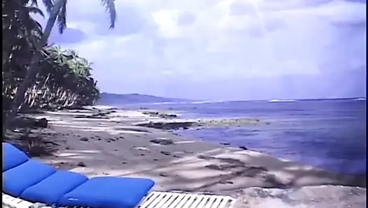 Süßes schwarzes schätzchen zieht sich am meer aus