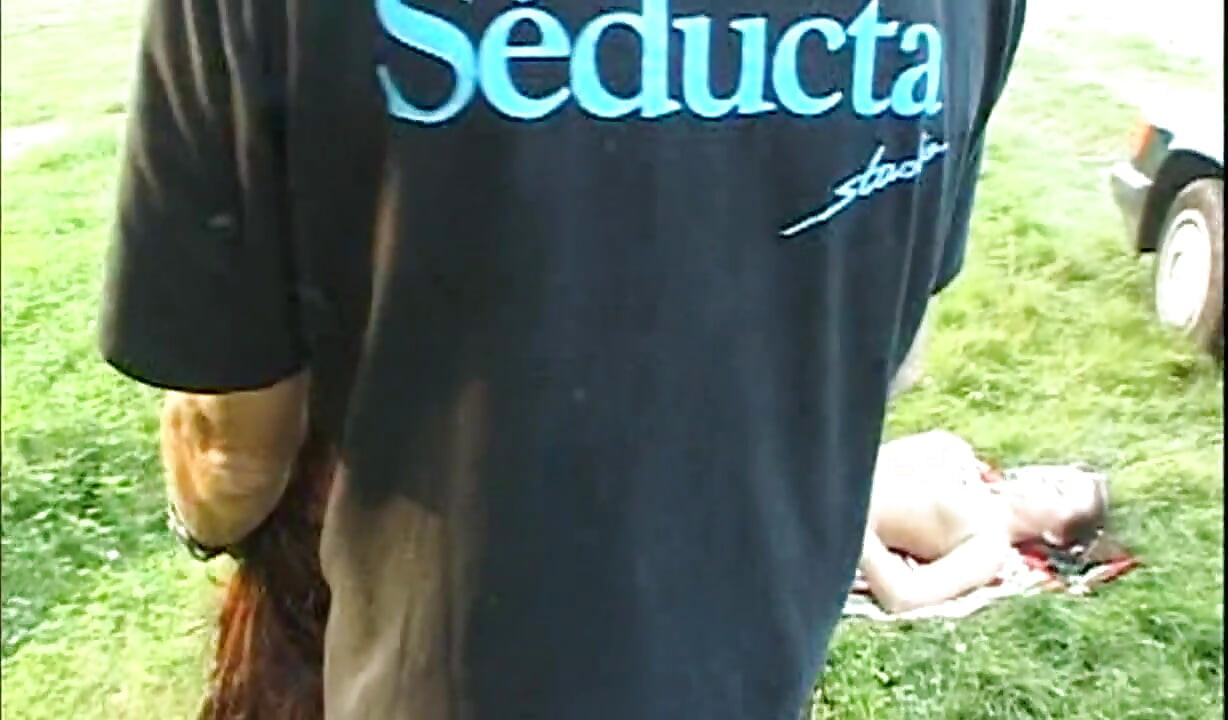 Une brune mature dévore une bite dans une partouze sauvage en plein air