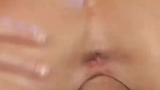 Sarışın hatun ıslak eylemde zonklayan yarakla genişliyor