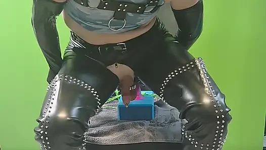 Uyluk yüksek damızlıklı domina çizmelerde dildoya biniyor ve fışkırtarak boşalma öncesi boşalma