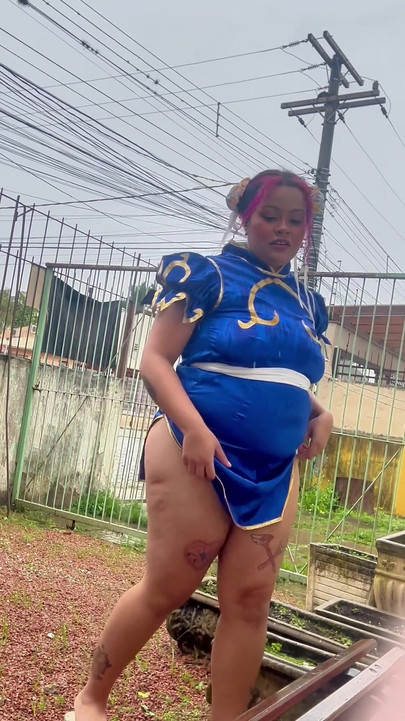 BBV Chun-li kosplej egzibicionizam u bašti