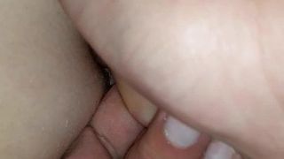Meu dedo no cu peludo dela