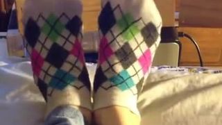 Remoção de meias fofas no tornozelo