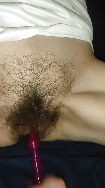 Behaarte Muschi fingern und kommen mit MagicStick, kleiner squirt