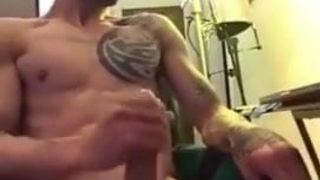 Hombre tatuado gime una gran carga
