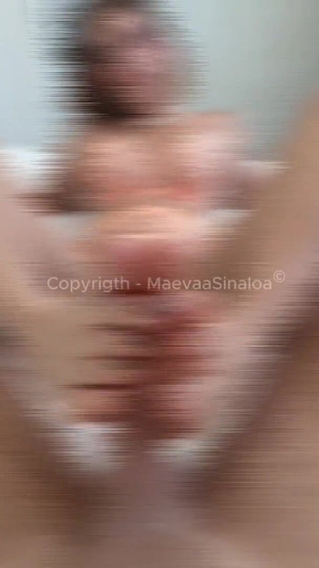 Ella masturba a su cuñado con los pies y lo hace | Clip 3